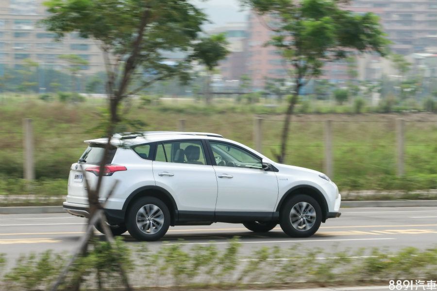 油電系統為RAV4 Hybrid帶來不少額外重量,但是整體的動力表現不但精緻、線性,從能源局公佈的19.6km/L平均油耗也能看出其節能威力。
