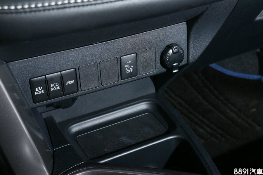 RAV4 Hybrid提供EV、Eco以及Sport三種行車模式可選,右側則是Hybrid車型獨有的AVAS車輛接近警示行人系統。