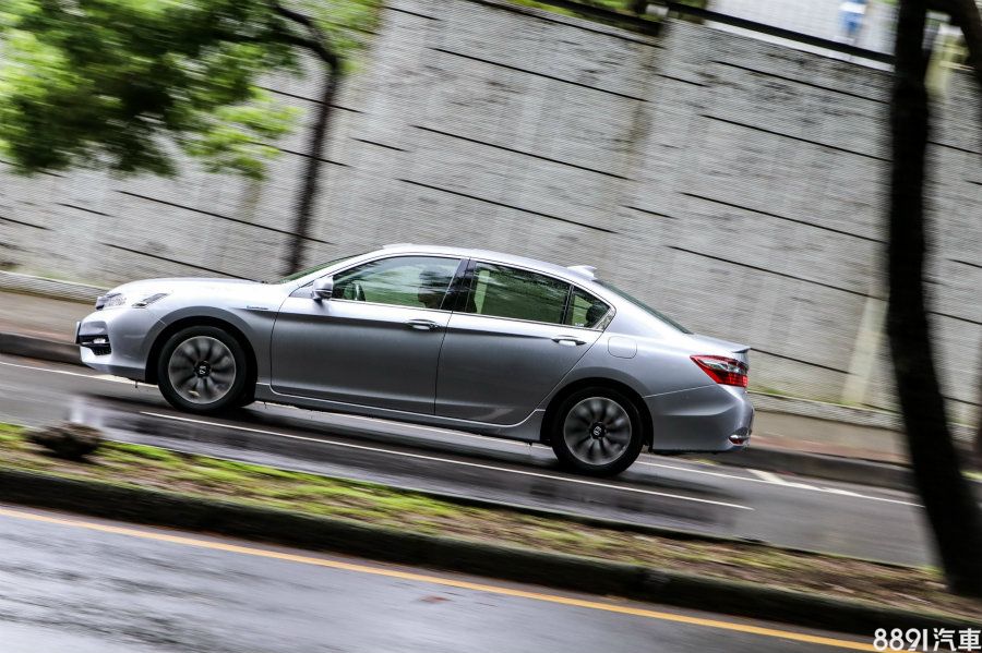 Accord Hybrid的i-MDD油電系統作動特性與其他車廠不盡相同，馬達出力明顯大於引擎，因此引擎具有轉換為發電機身分的特性，也因此帶來較為不同的油電駕駛感受。此外，0～100km/h加速實測跑出7.9秒成績，也成為同級最速者。