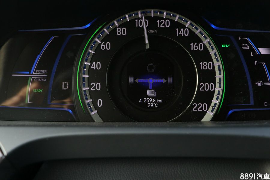 只要鋰電池的電量充足，100km/h時也能純電行駛，但畢竟此時耗電量不小，維持純電高速行駛的時間不長。