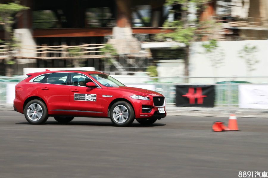 即使換上休旅取向的F-PACE,畢竟車輛特性不同,操控性雖然無法與F-Type相提並論,步調比起F-Type需放慢、保守許多,但連續繞錐與緊急閃避在沉重的SUV車型中,其整體反應算是靈活。