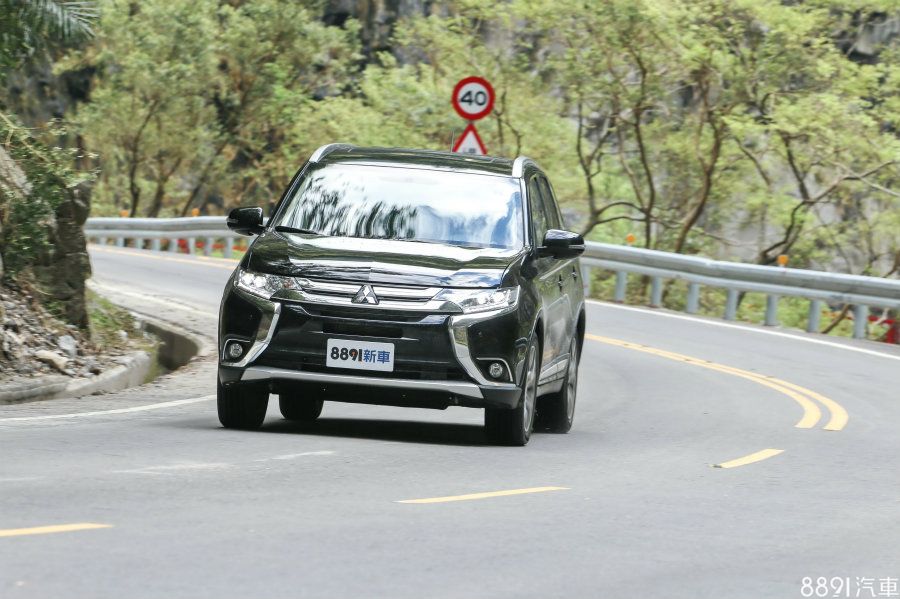 小改款也針對隔音進行優化,不過除非將改款前後車型同場體驗,坦白說要直接道出進步幅度並不容易,但就感受而言,市區行駛的寧靜度具相當水準。