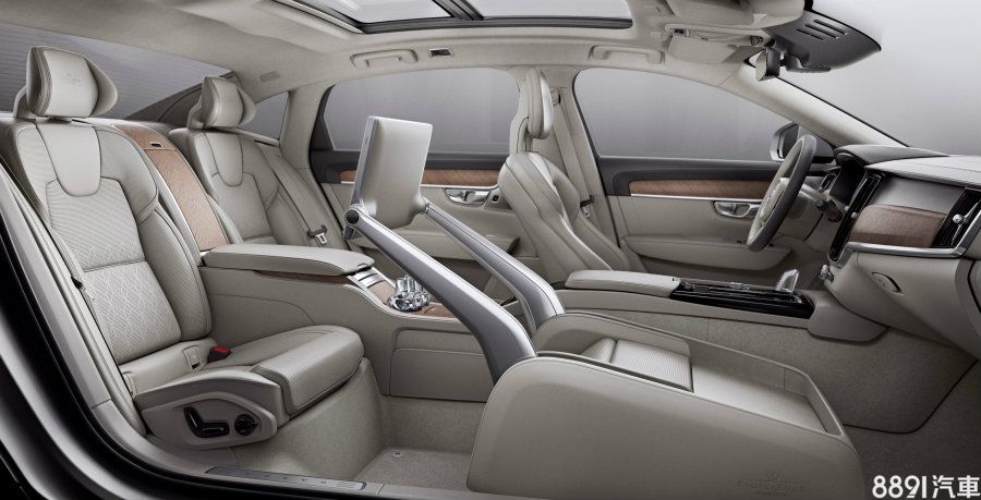 S90 Excellence也提供三人座設定車型,廢除了副駕駛座位,欲提供後座主乘客更舒適且富機能性的空間,並配備負離子空氣淨化器、全景天窗、附加熱和保冷功能的杯架、隱藏式車用冰箱、及一組由瑞典Orrefors手工製作的水晶杯。