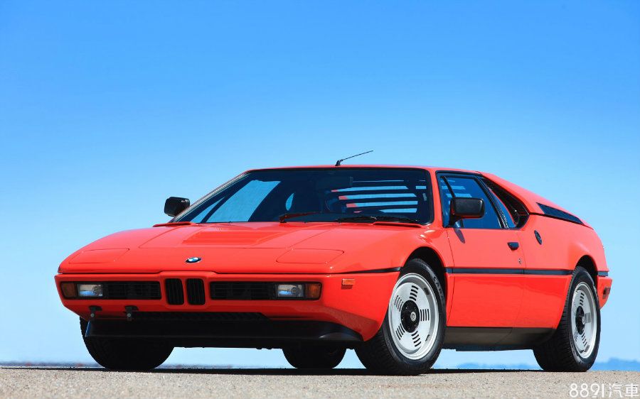 1976年為了打造比當時3.0 CSL更強悍的賽車,投入當時Group 4、Group 5賽事,因此BMW旗下Motorsport GmbH(也就是M GmbH的前身)即量身打造了MR架構的M1,並有400部量產版,這可謂BMW在市售超跑的首部曲。