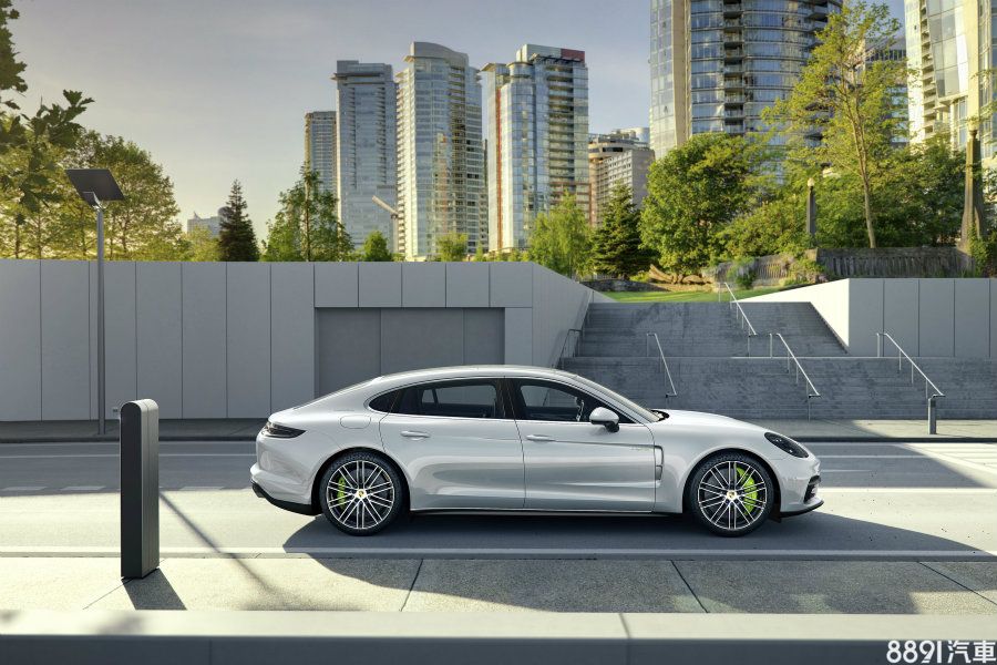 Panamera Executive軸距由原本的2950mm加長至3100mm，車頂線條也變得較一般版本更為平直，外觀上少了幾分律動感。