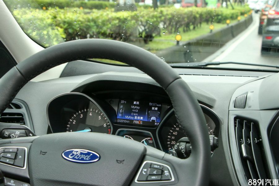 ACC主動跟車與車道偏移輔助的相關狀態均顯示於駕駛儀錶資訊幕,而車道偏移輔助功能的開關則位於方向燈撥桿上。