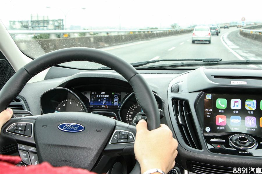 關於自動跟車時的加減速情況,大致都相當平順,而車道偏移輔助則是能在稍不留意壓線時拉你一把,整體已做到降低駕駛負擔和預防事故的功效。