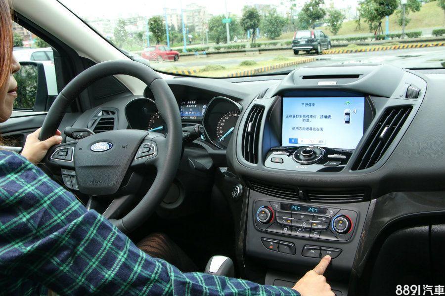 要使用主動式停車輔助系統相當簡單,只要按下啟動鍵、在時速35km/h以下向前進,系統將自動偵測與車側距離1.5m以內的可停車空間。