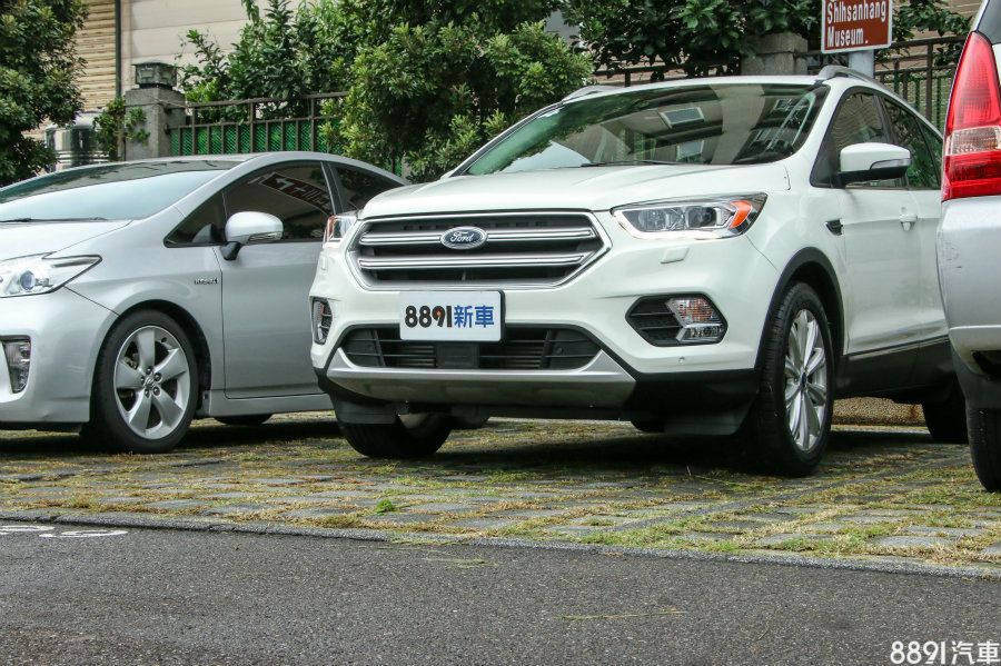 與過去體驗Focus的經驗相比,Kuga在倒車入庫的前後修正次數反而較少,方式也不太一樣,Focus會先以較斜的角度切入車位再進行後續修正,而Kuga則是在第一次就盡量以適切的角度倒車。(點選圖片可連結Focus配備篇)