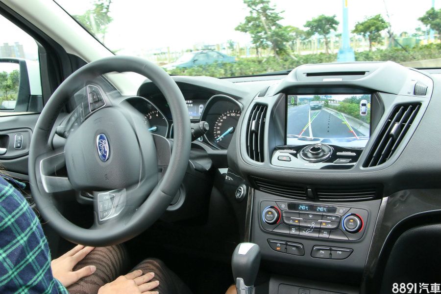 至於在平行路邊停車,操作方式也都完全相同,而此套系統雖然無法做到像賓士E-Class一鍵完成的境界,但相較於交由車輛全權處理,保留部分的車輛控制權,對於仍對科技有疑慮的駕駛或許會更安心一些。