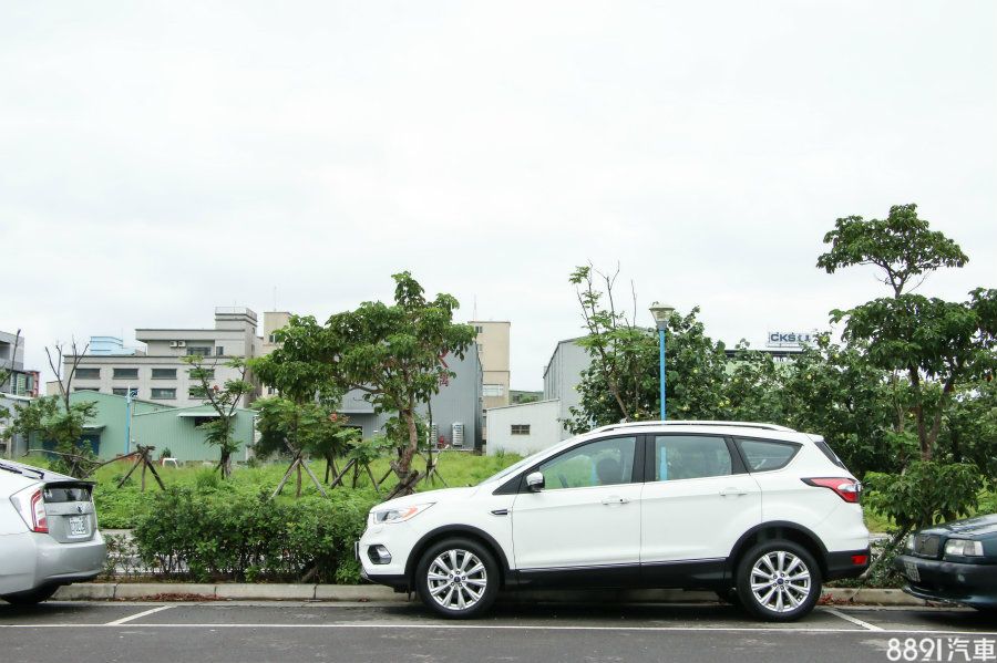 在當天測試的結果,路邊停車完成後的位置都有較偏後的情況,但車側距離則是保留剛剛好約15~20cm的餘裕,駕駛只要再稍加調整前後車距就大功告成。