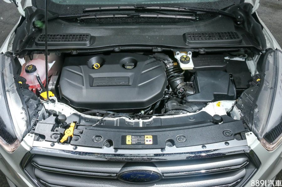 小改款後的Kuga,2.0升汽油版本引擎雖維持不變,但新增雙渦流技術後,馬力與扭力皆得到微小幅提升,245hp/38kgm動力數據為三台車之冠。雖然馬力與扭力峰值釋放處落於中高轉速區間,但實際表現依舊搶眼,動態表現可參考Kuga動態篇。