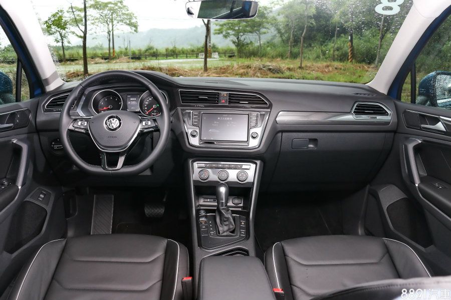 今年9月上市的Tiguan,其配備與新鮮度自然豐富,330 TSI已搭載LED遠近光頭燈、19吋穿刺防護胎、電動尾門與三區恆溫空調等,而旗下絢麗的12.3吋數位儀錶,可把導航系統置入其中,與8吋觸控螢幕配合下,增加不少未來科技神秘感。(此為280 TSI內裝示意圖,格局大致與330 TSI相同,差別僅在於空調按鍵、四驅模式切換與12.3吋數位儀錶。)