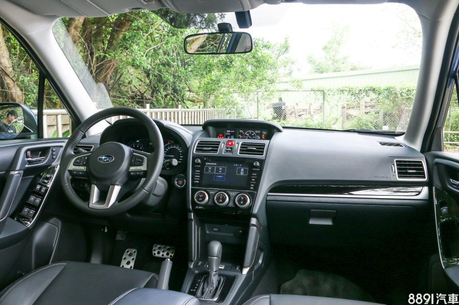 因產品週期已久,Forester 2.0XT在配備上當然不及於新生代車型豐富,但配備整體來說還算務實、實用,全車系採用8向電動調整真皮座椅與6.2吋觸控螢幕(頂級款2.0XT-P則升級至7吋),安全配備表現也算是不差,全車系同樣也配置7具安全氣囊與動態穩定等系統。
