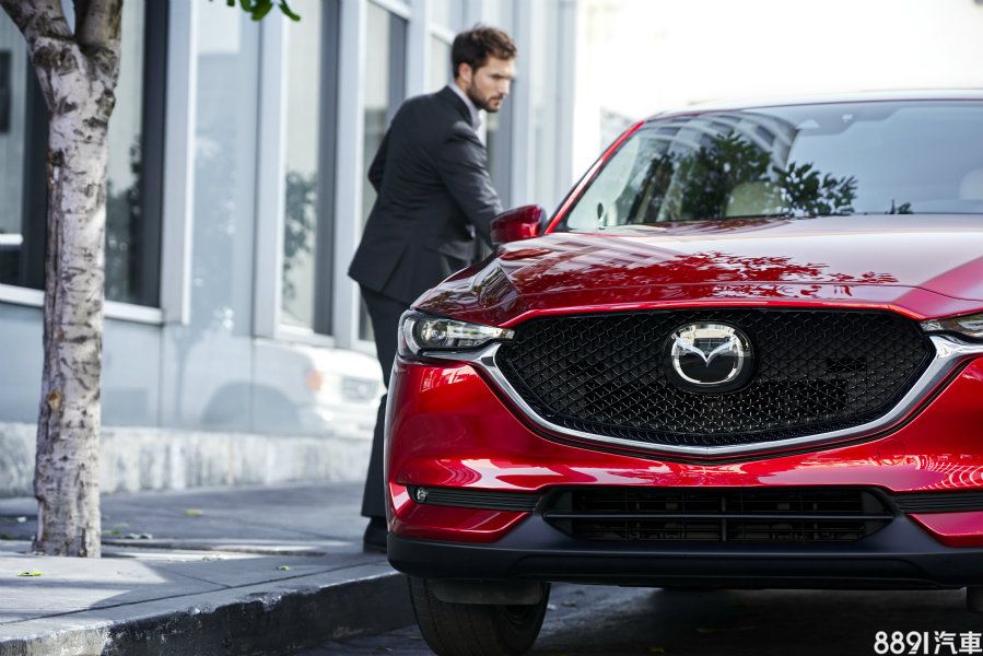 新款CX-5在車長上只增加了10mm來到4550mm，車高則減少20mm為1690mm，車寬和軸距則無改變，其放大的水箱護罩，搭配網狀亮黑塗裝柵格，加以鍍鉻飾條點綴，質感上提升不少，與水箱護罩連結的LED頭燈組則變得更銳利細長。