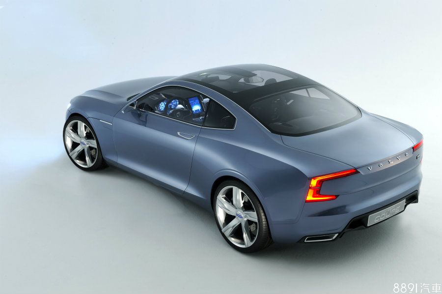 S90的外觀造型便是源自於2013年的Volvo Concept Coupe概念車,從正式販售車型來看,有許多部份可說是直接流用,除了車頭輪廓與日行燈,最明顯的還有當初尾燈的設計理念。