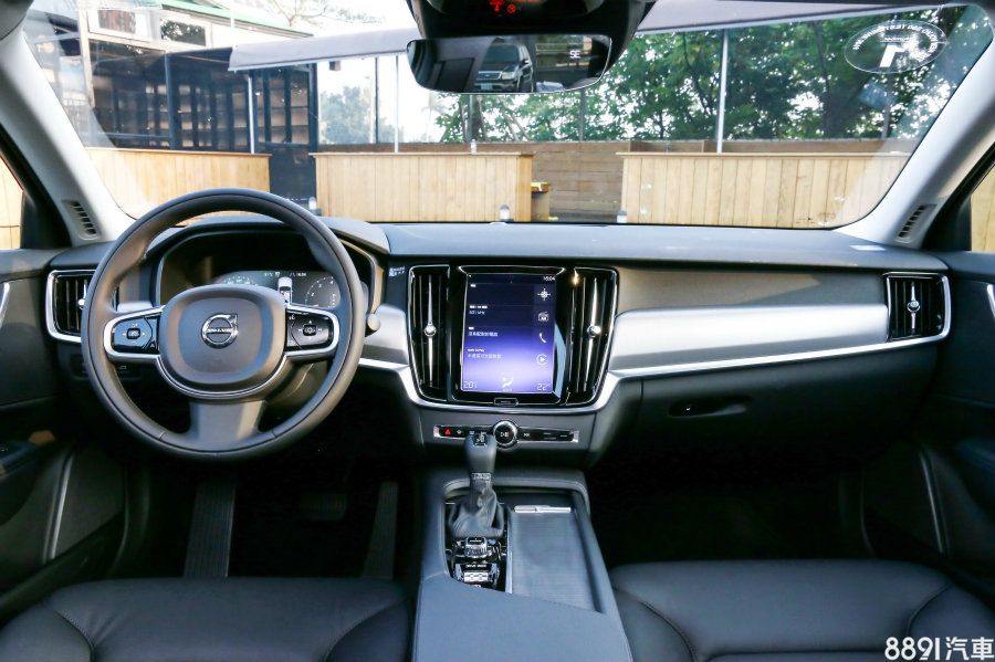 S90與XC90的內裝設計除了冷氣孔造型明顯不同外,包含9吋螢幕下方按鍵與方向盤等,大致架構的互聯性相當高,而高質感的呈現並不亞於同級的德系對手。