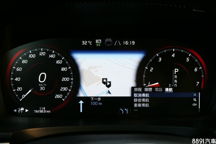 12.3吋的數位儀錶目前已成為高級車款的主流,而在S90列為全車系標配,除了中央可提供導航等相關資訊,轉速表也將依駕駛模式而變化。