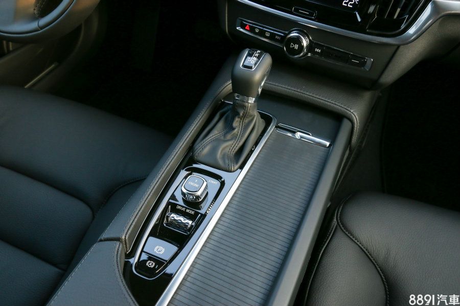 新一代Volvo的引擎啟動「旋鈕」均位於排檔座後方,習慣後其實不難使用,而周邊設有不少放置飲料或是小物的收納空間。
