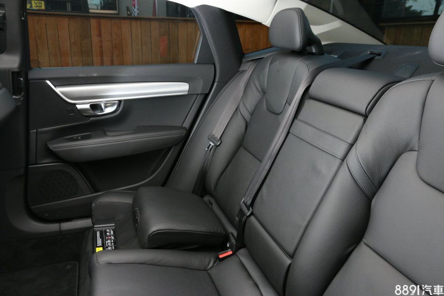 Volvo招牌的後座內建式兒童安全座墊也不缺席,可用於身材較高大的兒童乘坐。