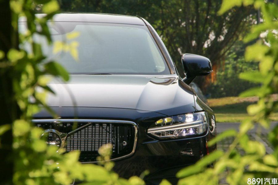 S90呈現修長、寬扁的車身比例,實車的視覺感受相當大器,而Momentum車型的直瀑式水箱罩採用亮黑色處理,高階的Inscription則是改為鍍鉻材質。