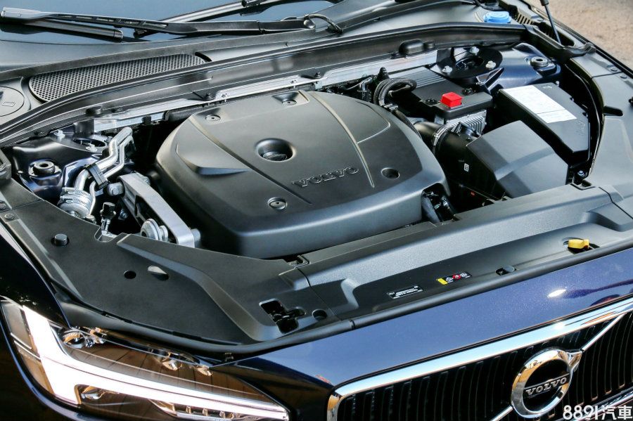 S90 T5車型採用可輸出254hp/35.7kgm的2.0升L4 DOHC Turbo引擎，並搭配8速手自排變速箱，輸出特性溫順但相當飽滿，符合本車的舒適訴求。