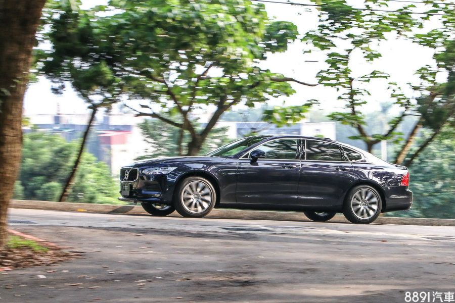 動力表現在市區中可圈可點，線性的反應也代表更容易將車開得平穩，而 0～100km/h實測也有6.97秒的最佳成績，已相當貼近原廠的6.8秒。