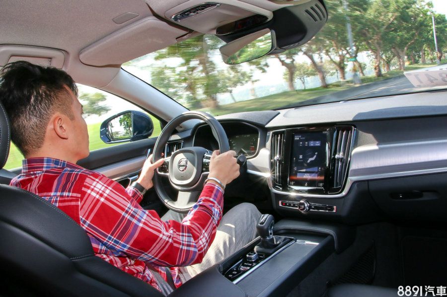 在油門、剎車與引擎的整體反應，S90 T5都完整呈現此級具該有的高級感，線性又受控，就算在運動化模式下也是以舒適至上。