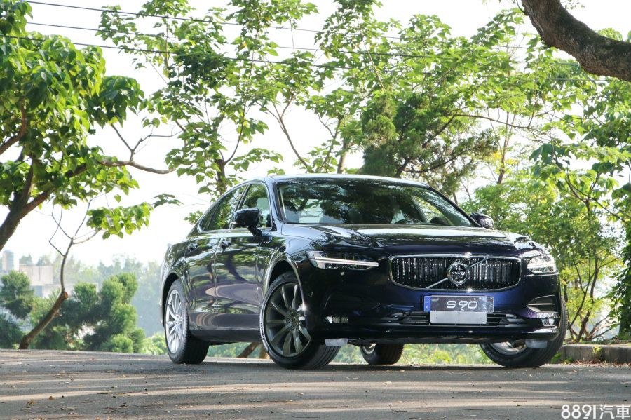 從XC90便能看出Volvo要站上豪華定位的決心，當大家的套路越來越像時，新穎的北歐豪華風格令人驚艷，且結果看來其實並不差，而第二款新世代作品S90，目標則瞄準級距標竿E-Class，在國內除了品牌形象之外，要論同級間的價格、動力、配備水準與安全性，S90都略勝一籌，就看看能否得到開慣賓士的消費者青睞。