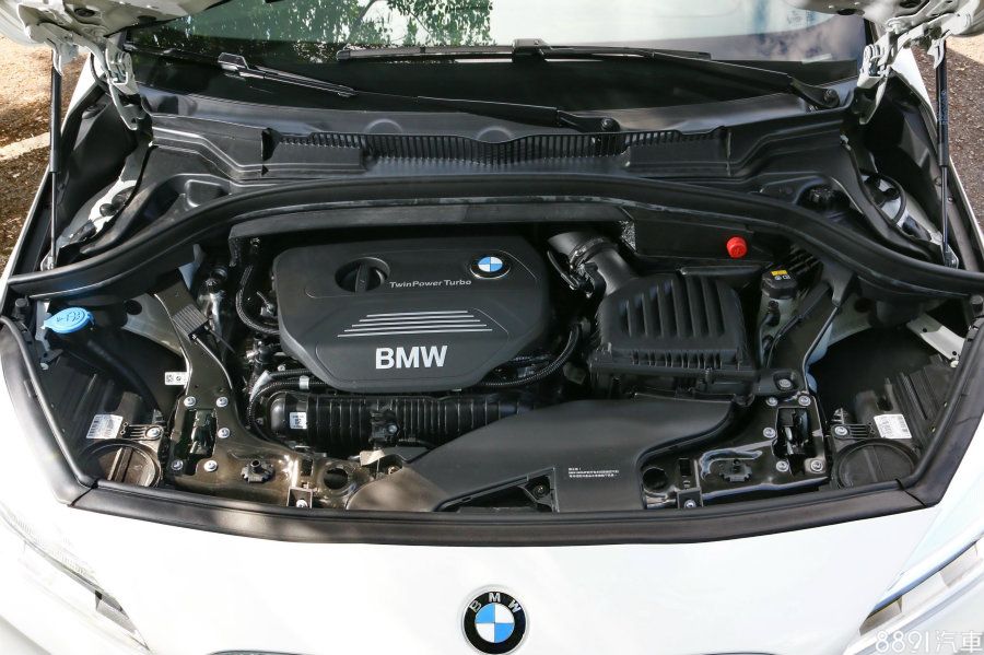220i Active Tourer搭載代號B48的2.0升直噴渦輪引擎,最大輸出為192hp/5000rpm、28.6kgm/1250rpm,變速箱為8速手自排,整套動力系統也可見於同集團的Mini Cooper S,加速表現可用充沛形容。