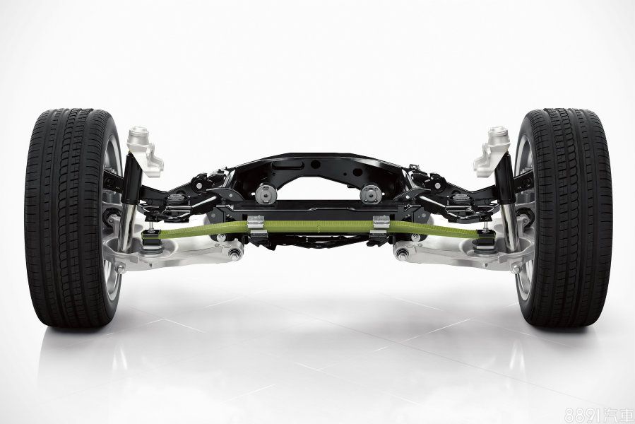 包含XC90，S90的SPA底盤平台採用原廠稱作單體式的後懸吊配置，特點在於取消了傳統的圈狀彈簧，改以圖中綠色部分的複合材質彈簧葉片取代，相信多少仍存在非獨立式懸吊容易左右牽連的影響，但也帶來減少零件數量與體積的好處。