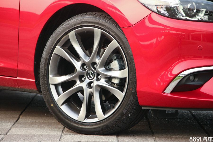 Mazda 6 Wagon只導入單一Sky-D柴油旗艦版，內外配備與Sky-D房車如出一轍，就連輪胎也同樣採用225/45R19的普利司通T001，雖然非性能取向，但應付本車頗為稱職。