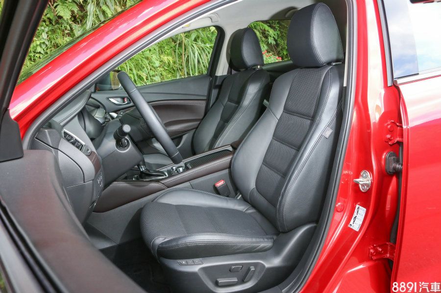 Mazda 6全車系前座均具備駕駛側8向、副手側4向電調功能，駕駛座再配有4向腰靠調整與兩組記憶，功能性相當齊全。