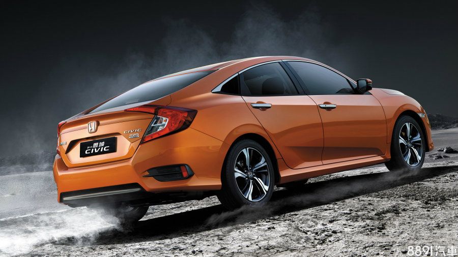 圖為Civic 220 Turbo，配置兩側雙出尾管，且高階車款搭載LED頭燈組及17吋鋁圈，由於180 Turbo為入門車型，採用單側單出尾管、鹵素頭燈和16吋鋁圈。
