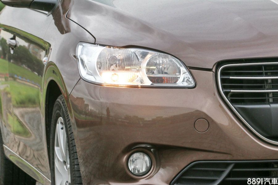 Peugeot 301全車系配置鹵素型頭燈與前霧燈，頭燈設計方式中規中矩，雖外型給人無太多感受，但也算耐看。