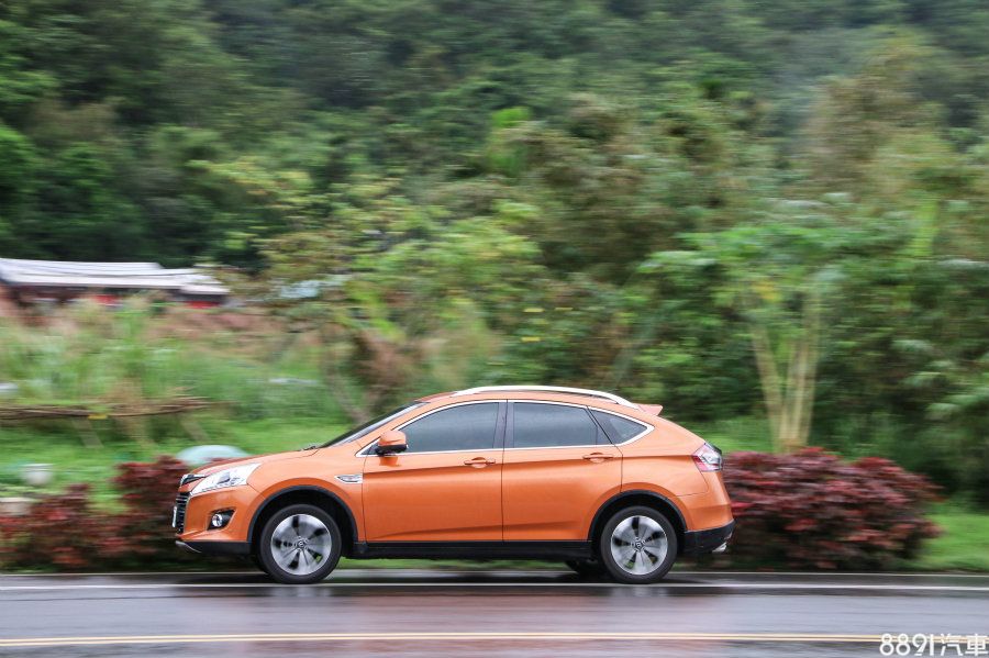 起步不同於一般日系車的輕快調性,U6 2.0T在低速的油門反應就顯得溫順些,隨著引擎轉速逐漸拉升,當渦輪開始發揮出力,力道湧現又顯得充沛、活潑,根據三天兩夜的相處下來,我們認為Eco模式更好開一些,低速時收放油門更為順暢受控,帶來更理想的行車平順性。