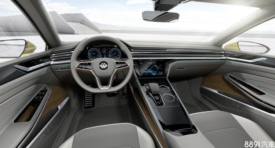 Sport Coupe GTE Concept概念車的內裝以大量橫向格局鋪陳，並採用液晶與觸控螢幕取代許多傳統按鍵的設置，看得出融入許多新世代家族化的設計語彙，預計之後Arteon的車室也會沿襲此元素打造。