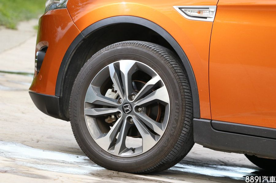 全車系配置尺寸215/55R17的普利司通Turanza ER33舒適胎，此胎強調靜謐舒適性，正因為採用一般節能訴求輪胎，抓地力表現普通，反而在底盤操控性上有更多的感觸。