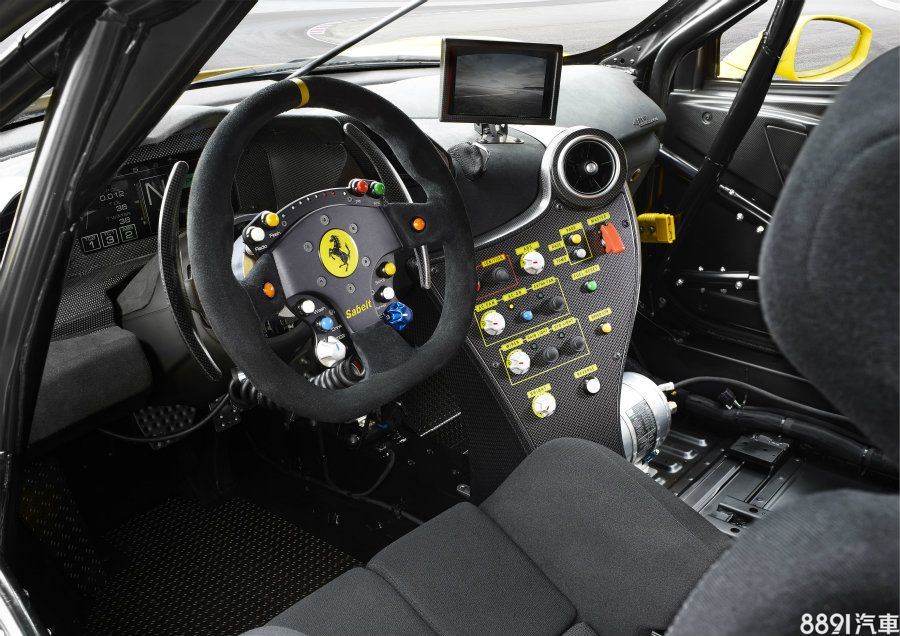 方向盤除了上方的換檔指示燈，下方兩側的TC1和TC2按鍵分別用以操作電子差速器和循跡系統，讓駕駛能更有效提高車輛的性能與穩定性。