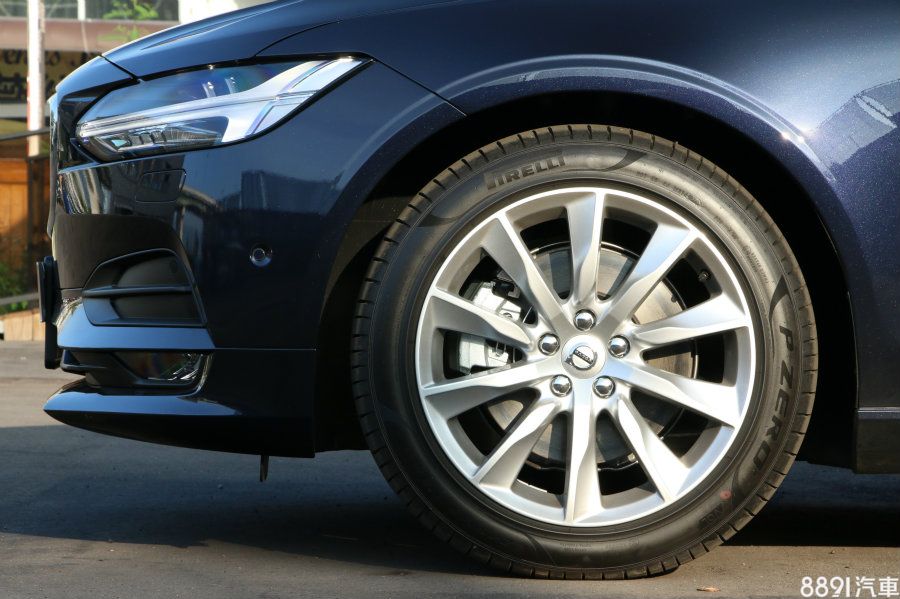 D4 Momentum及T5 Momentum均採用18吋鋁圈，搭配尺寸為245/45R18的倍耐力P-Zero車胎，兼顧乘坐舒適性與運動性。