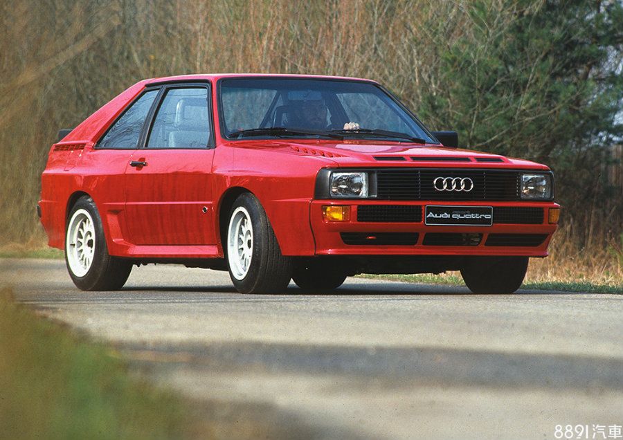 Audi quattro是全球首款搭載quattro智慧型恆時四輪傳動系統的量產雙門轎跑，於1980年3月的瑞士日內瓦車展上發表，而此圖為Audi Sport quattro，為了符合拉力賽事規則而生的特別版量產車型，僅生產214輛。