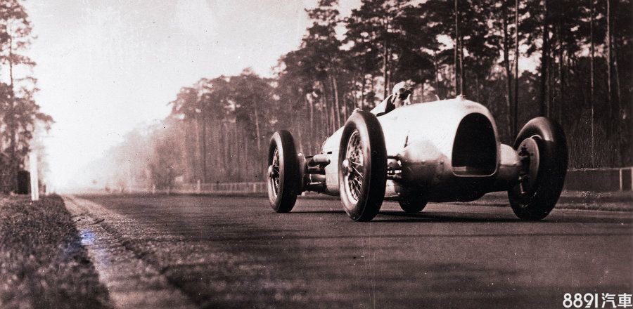 1934年時，Audi的前身Auto Union的Auto Union Silver Arrow賽車有著短車頭、長腰身的特殊比例，在賽車多為長車頭、短車尾設計的當時，其造型算是十分詭異，但之後卻成為許多賽車共通的設計邏輯。