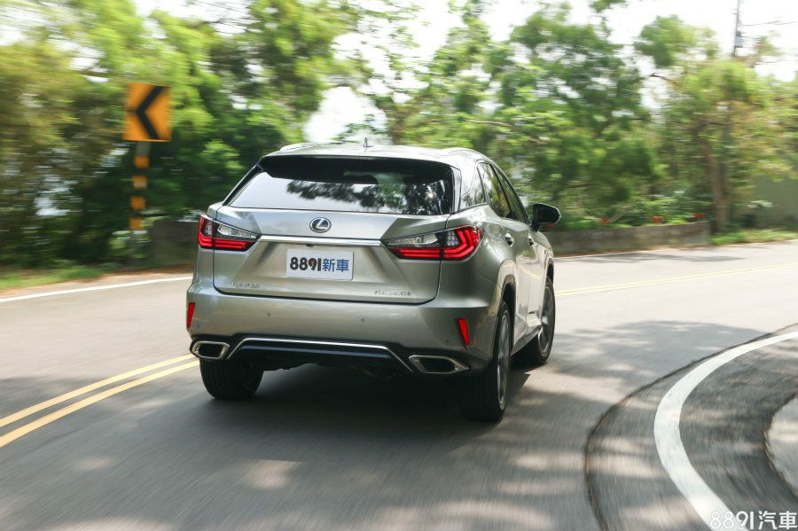 切換至Sport+模式，AVS系統才會讓避震器阻尼稍微變得更硬，包含變速箱、油門與方向盤反應，都隨著阻尼變硬，轉變得更為靈敏、積極些，可感受到車身的支撐性些許得到提升，就算在彎中加快節奏，其車身還是能穩定的行駛在預測路線內，讓人可以更放心地再加重油門拐入彎中。