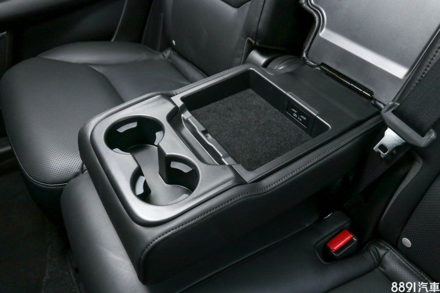 後排中央扶手處同樣有著便利的USB充電孔來服務乘客,加上置杯架設計深淺算是合宜,且內部另有三片的固定式軟膠,不必擔心飲料會因車速過快而打翻,為後排提供貼心的機能性。而置物空間物品體積就不宜過大,大約只能針對一般薄型手機擺放。