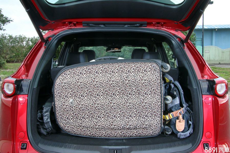 CX-9在行李廂空間的表現也相當出色,三排座椅的滿坐下,後方可在塞下1個27吋的行李箱與2個後背旅行包。而實用的電動尾門配備,車內(開關設置在駕駛方向盤左側)、車外都可進行操作,相當方便。