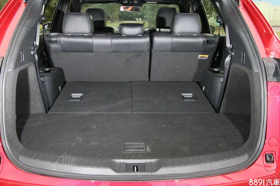 若無使用必要時,第三排收納完畢後,雖然左右置杯架的設計會影響到橫向置物空間表現,但後行李廂的平整度算是良好,可利用縱向空間來達到最妥善的擺放。