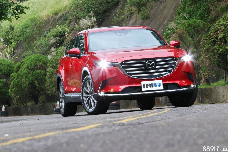 CX-9入門價格148.9萬元,國產Outlander旗艦七人座則開價117.9萬元,多付出30萬元,光是車格大一碼、空間更充裕、進口身分光環就足以讓人動搖加碼升級,更別說價格相當、尺碼依舊小一級的Santa Fe領袖款七人座! CX-9以LSUV的身分,除了攻入國產七人座SUV之外,還入侵Previa、Odyssey這類大型MPV市場,規劃合宜的空間機能,讓CX-9確實成為150~180萬元價格帶的注目新星!