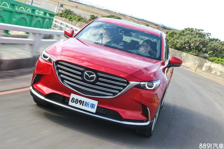 CX-9在市區大致上就是輛舒適的大車，且有著偏向歐系車的行路感，不過此等身形要行經巷弄或路邊停車就會比較傷腦筋。