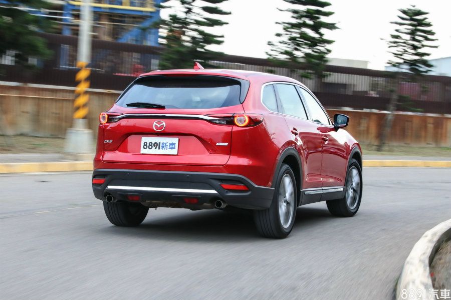 前兩排的乘客待遇不差,而第三排座椅則受限於先天條件,行進間接收到的底盤噪音與車身動態變化也會較為明顯。