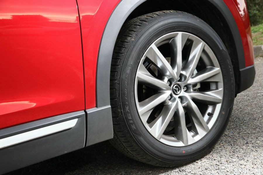 除入門款之外，其餘車型均配置20吋鋁圈，搭配255/50R20的Falken Ziex CT50多功能胎，採對稱式花紋設計，舒適與穩定有不錯的平衡性，但20吋的尺碼不小，後續的換胎成本也相對提高。